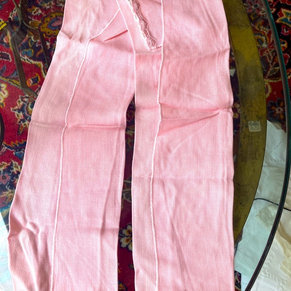 Set of pink linen embroidered tea towels. A muted rose-pink. Vintage 1960s - Picture 4 of 6